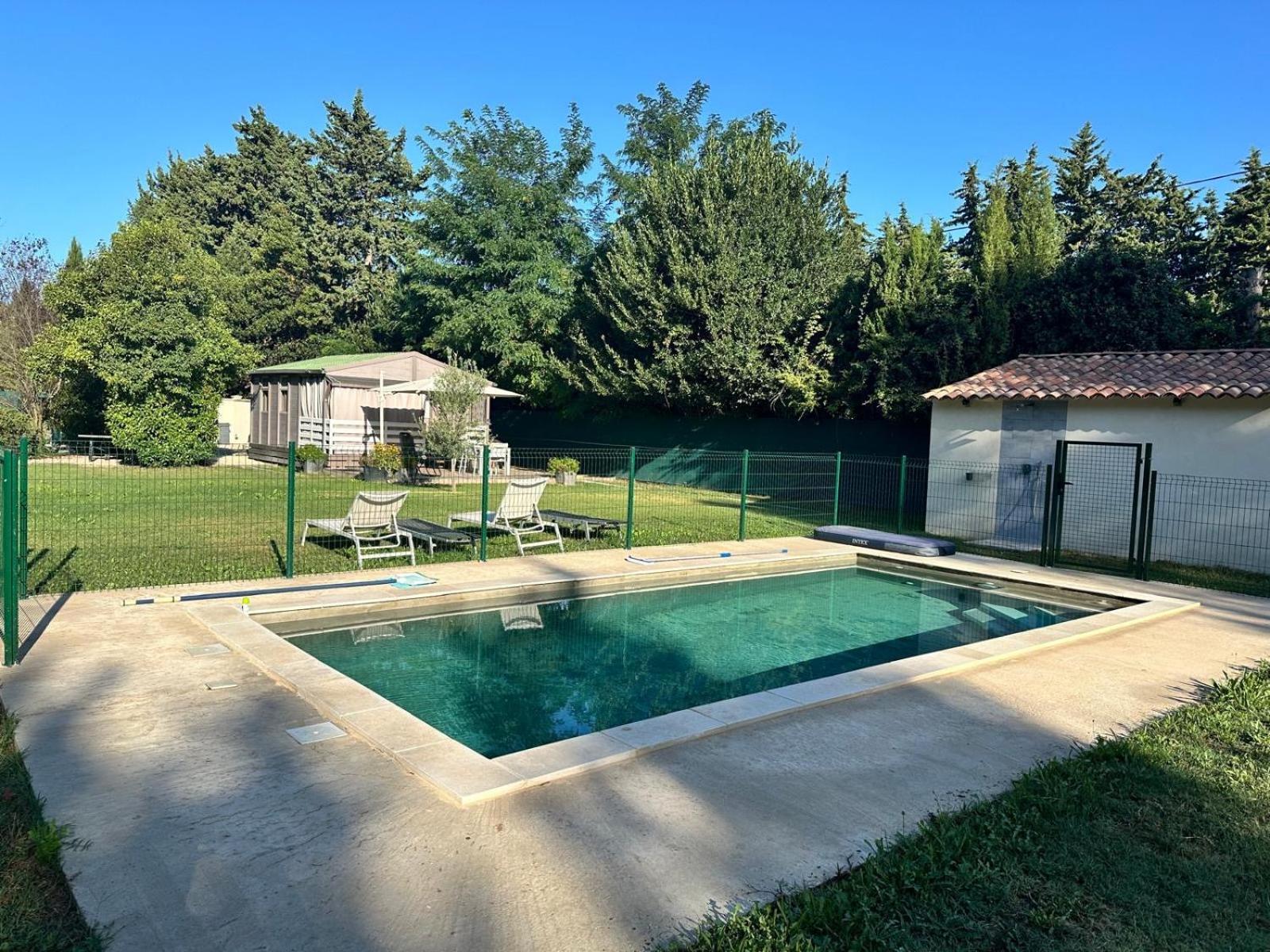 Avignon, Joli Chalet En Campagne Tres Proche De La Ville Экстерьер фото